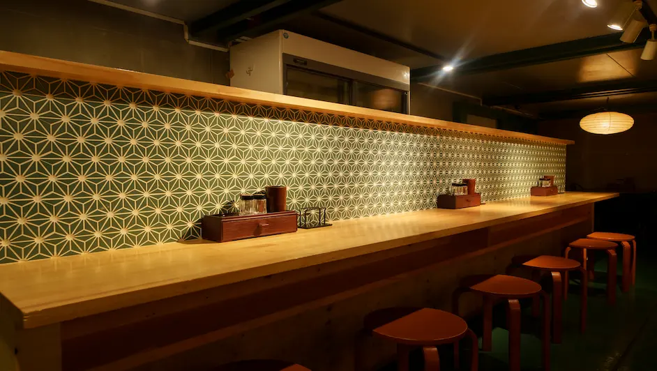 炭火やBB麻生店カウンターでしっぽり飲む事も可能です！