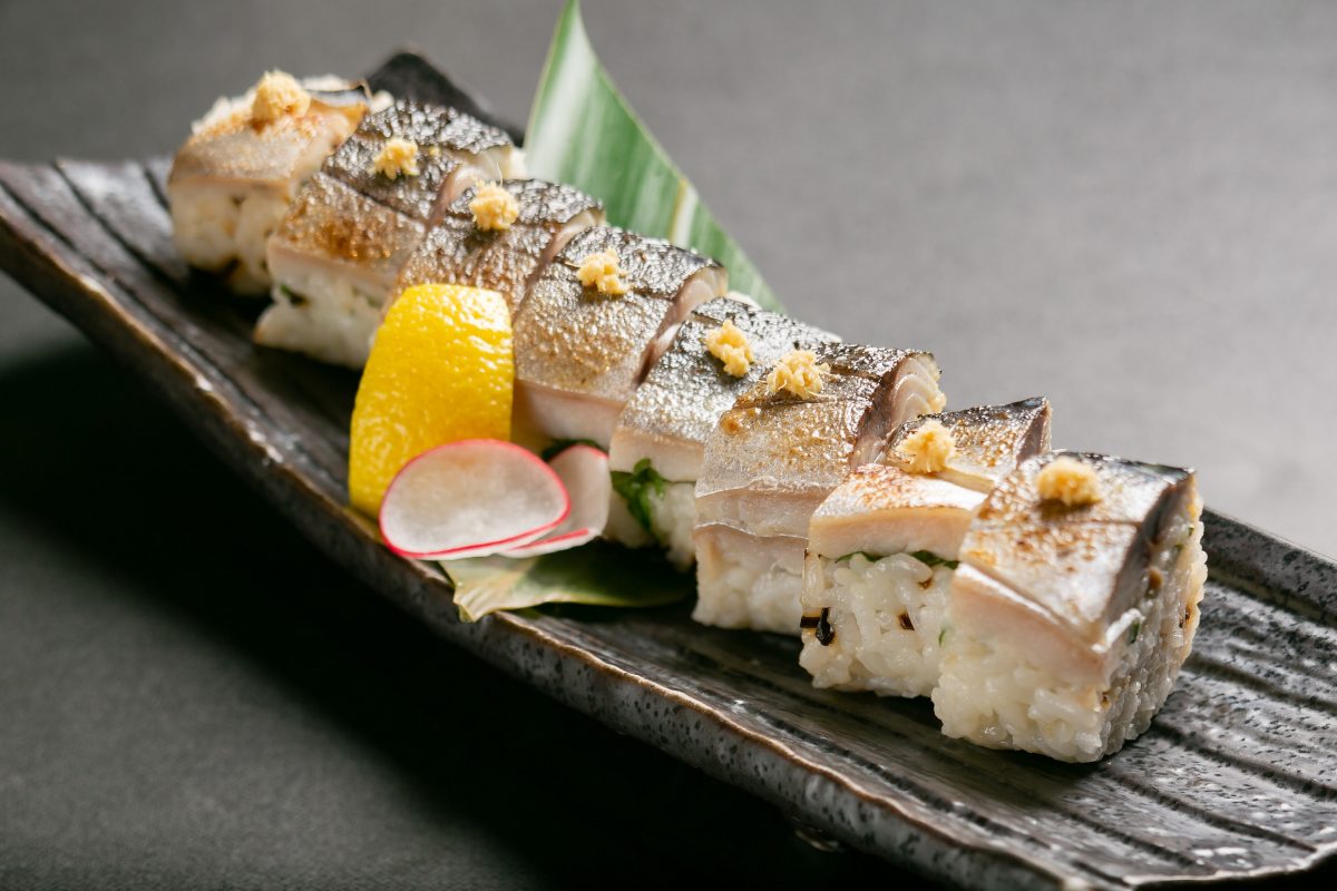 特製昆布混ぜご飯の炙り〆鯖寿司